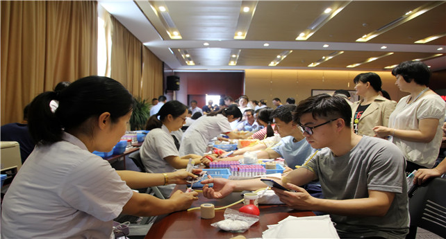 1539834005232482Cxnf.jpg 圖為無(wú)償獻(xiàn)血現(xiàn)場(chǎng)(宋有常攝)_副本.jpg