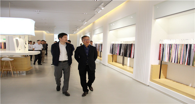 1541224884858452qnVG.jpg 圖為戚建爾陪同孫瑞哲一行參觀產(chǎn)品展示中心_副本.jpg